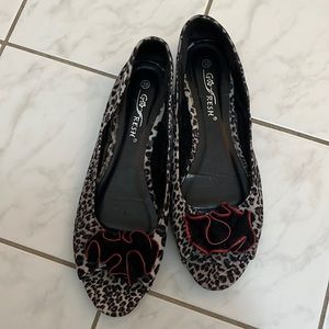 Ladies flat shoes